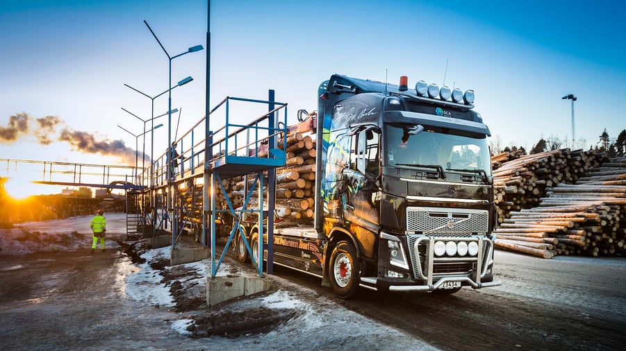 lastbil lastas med timmer