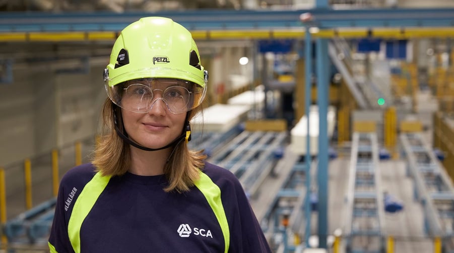 kvinnlig arbetare inne i ett pappers- och massabruk