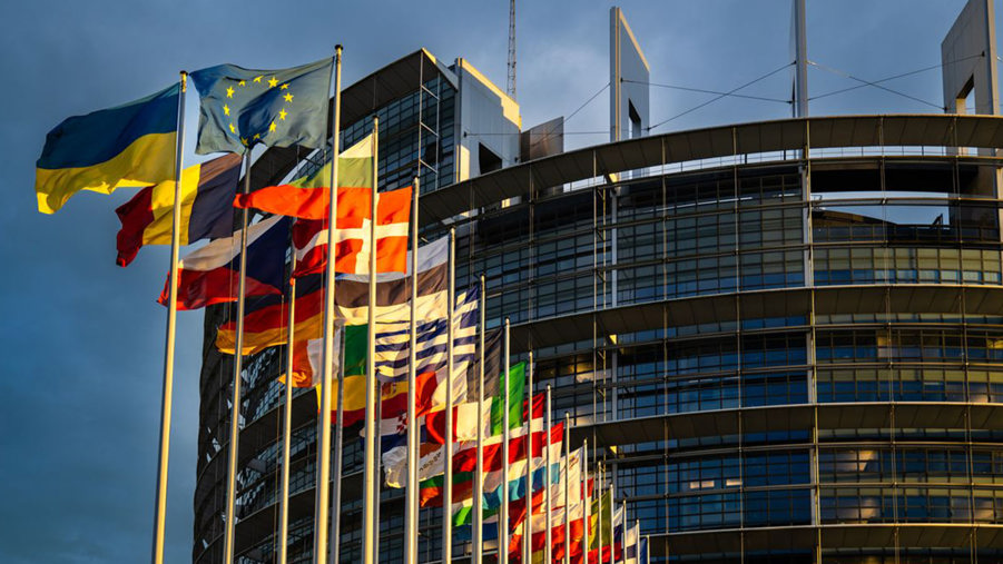EU flaggor utanför europaparlamentet