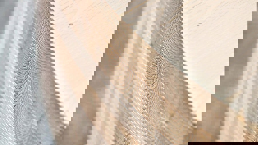 inzommad bild på limträ