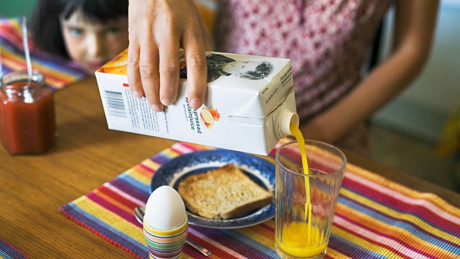 juiceförpackning på ett frukostbord