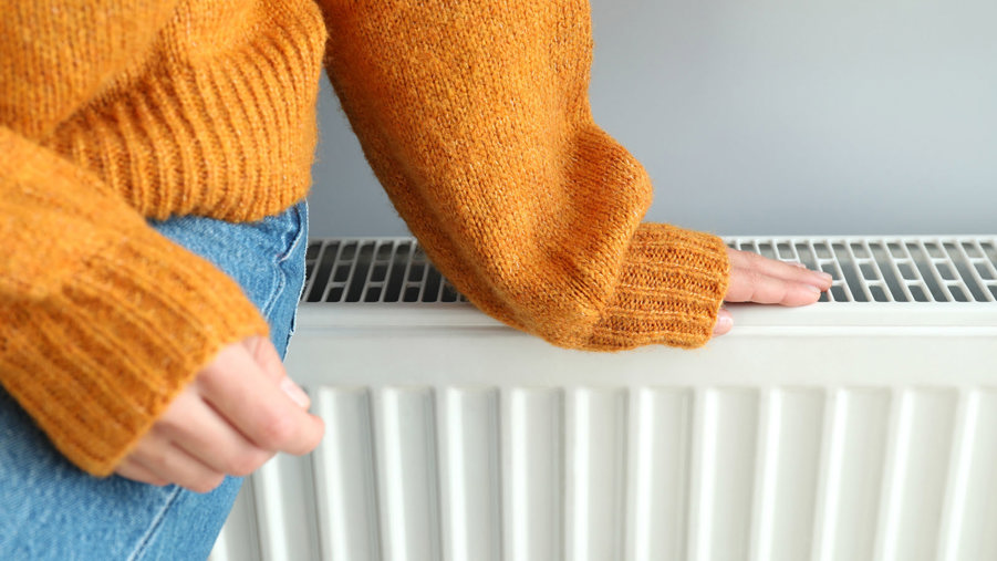 kvinna lutar sig mot ett element