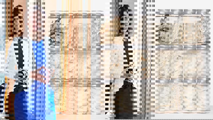 olika typer av textil av träfibern i glasburkar